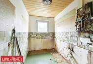 Großzügige 4-Zimmer-Wohnung mit Loggia und Stellplatz – Potenzial zur Sanierung vorhanden