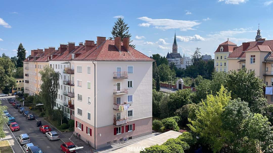 Sanierungsbedürftige 2-Zimmer-Wohnung in zentraler Lage mit Blick auf die Herz-Jesu-Kirche