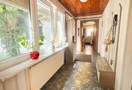 Wohnen mit Privatsphäre: Bauernhaus mit uneinsehbarem Innenhof, großem Maschinenschuppen und vielseitigen Nebengebäuden