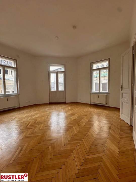 Repräsentative Altbauwohnung im Zentrum mit Balkon