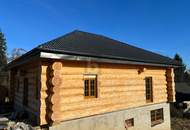 NACHHALTIGES HOLZBLOCKHAUS IN IDYLLISCHER GRÜNLAGE