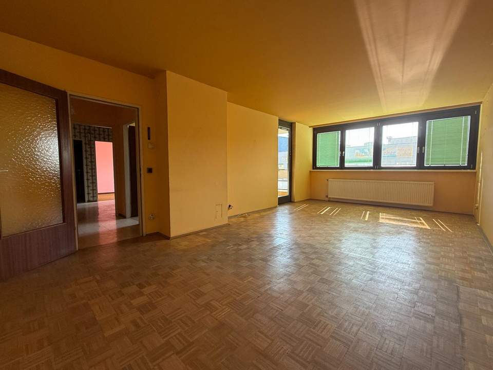 Toll geschnittene 3,5 Zimmer Wohnung + Loggia / TOP-Verkehrsanbindung / sanierungsbedürftig