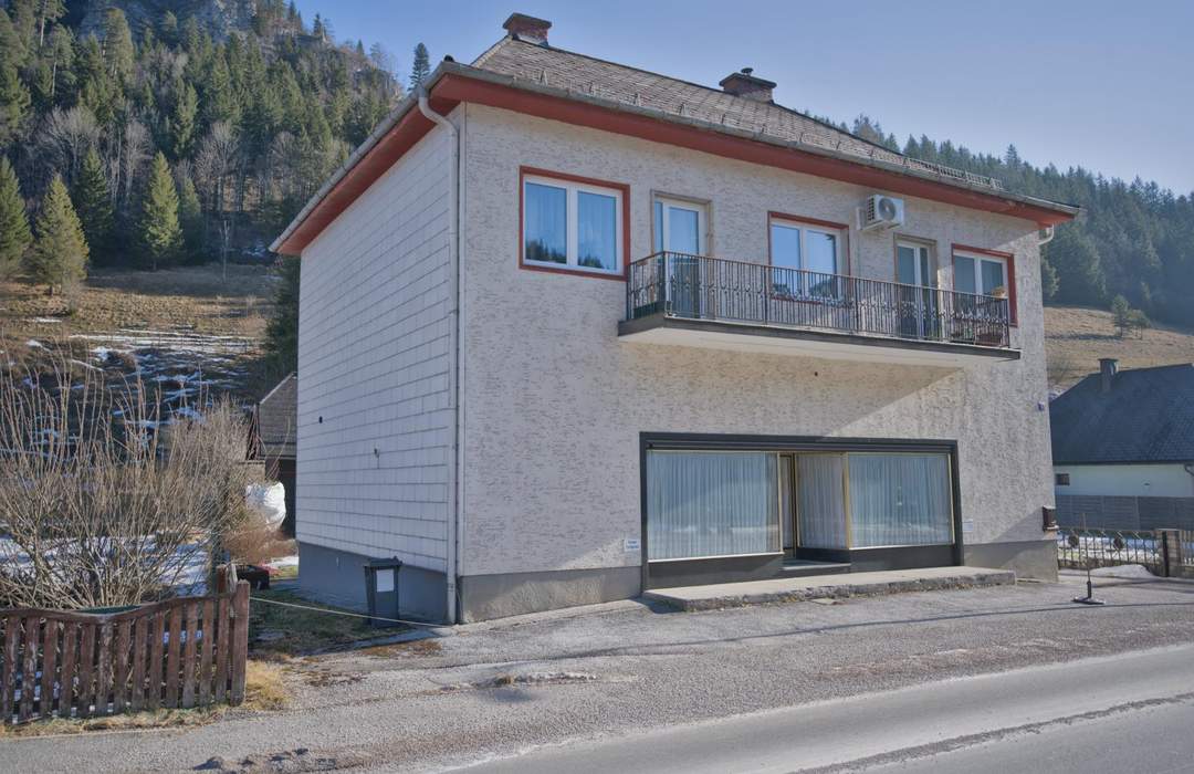 Zwei Häuser, ein Grundstück: Ihr neues Zuhause mit laufenden Mieteinnahmen