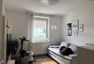Besondere Wohnqualität in herrlicher Grünlage: charmante 2-Zimmer-Erdgeschosswohnung mit hochwertigem Badezimmer, praktischer Raumaufteilung und tollem Preis-Leistungs-Verhältnis ab Dezember bezugsbereit!