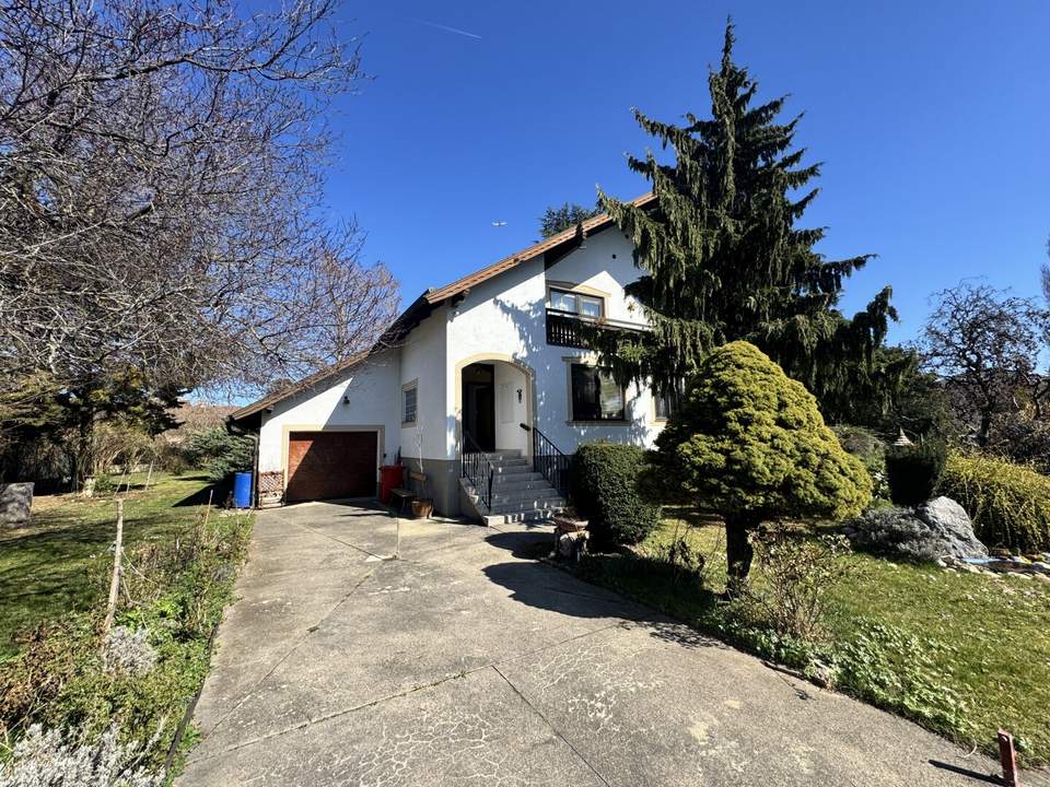 GROßZÜGIGES ZWEIFAMILIENHAUS MIT 1.548 m² TRAUMGARTEN IN ABSOLUTER GRÜNLAGE