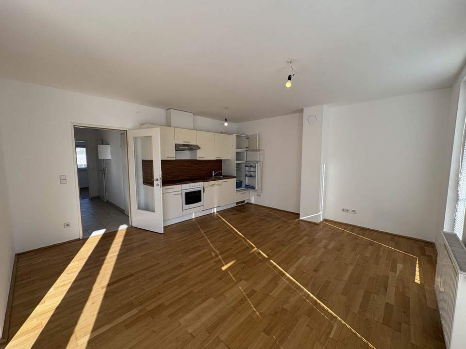 Lichtdurchflutete 2-Zimmer-Wohnung - Loggia in den Innenhof - direkt beim Enkplatz!