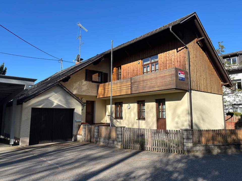Großzügiges Ein- oder Zweifamilienhaus mit Pool in attraktiver, zentraler Lage