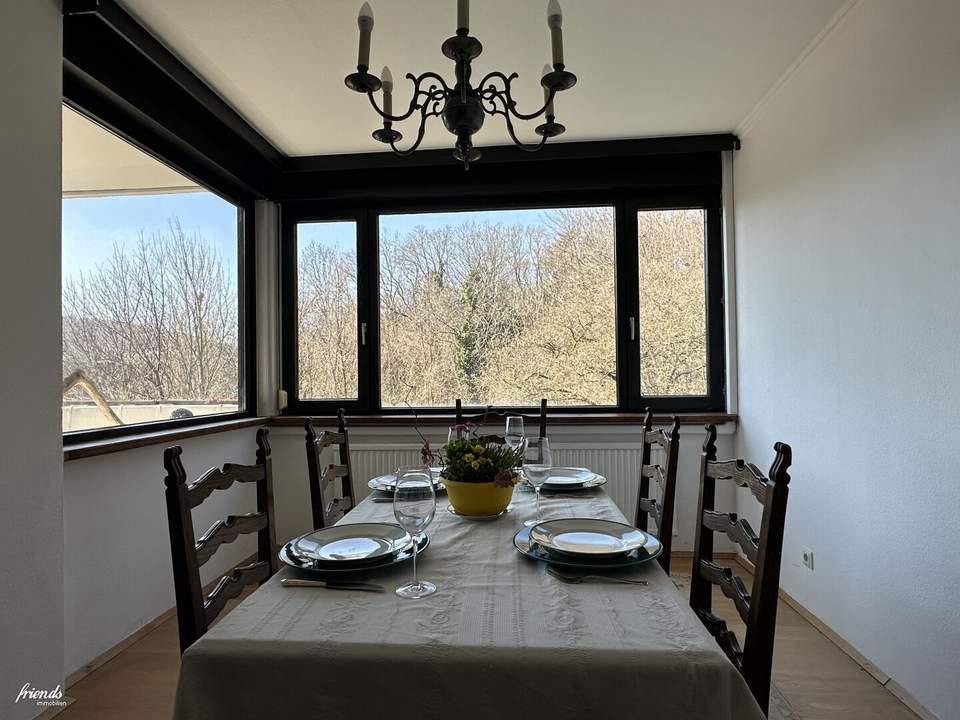 Großzügige Wohnung mit Loggia, Swimmingpool und Garagen in top Lage