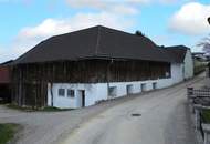 Originales Bauernhaus mit Nebengebäuden