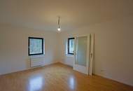 Teilsaniertes Wohnhaus mit viel Platz, Grünblick und Entwicklungspotenzial in Zentrumsnähe