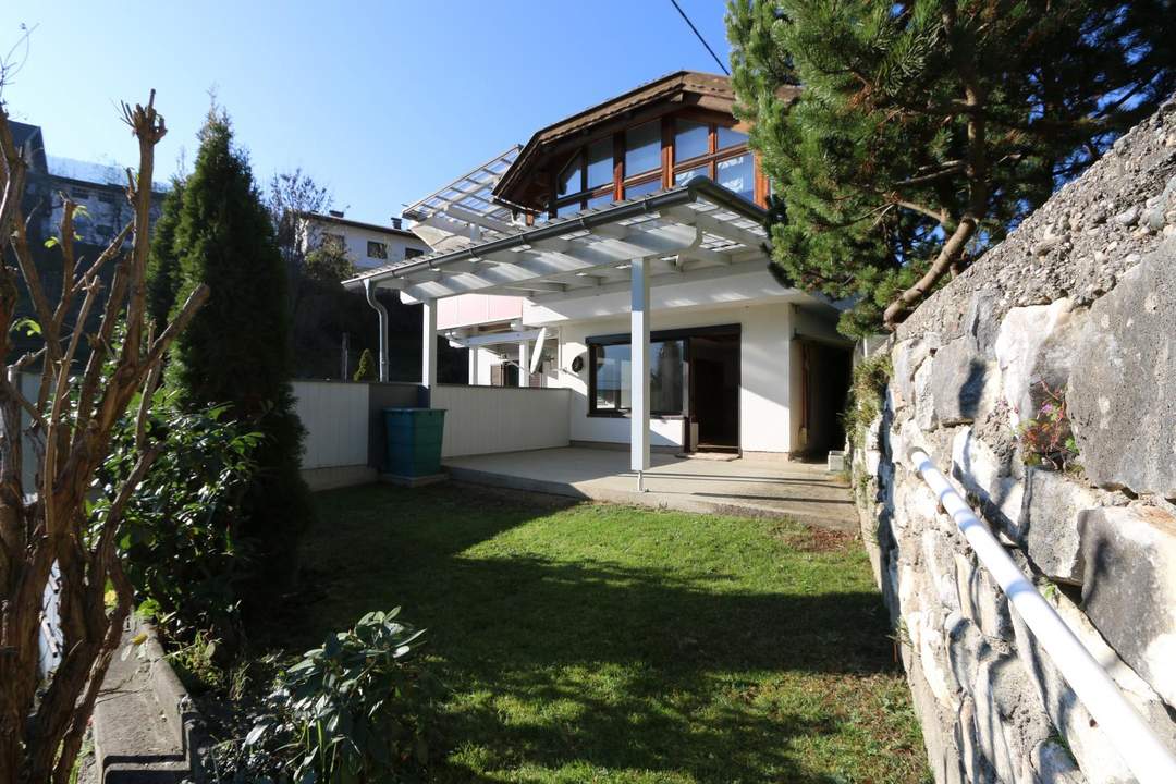 Ein- Zweifamilienhaus mit Einliegerwohnung Garage und 3 Carport