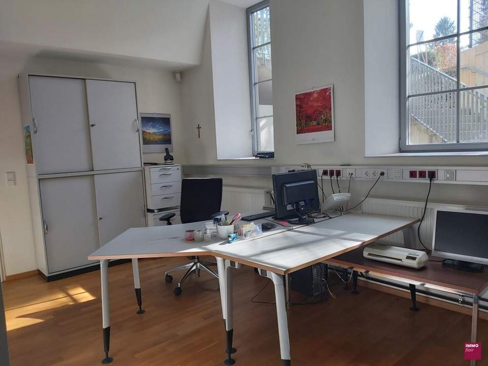Helles Büro mit 2 separaten Räumen, Teeküche und optionalen Möglichkeiten