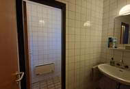 GELEGENHEIT: EHEMALIGE FILIALE DER RAIFFEISENBANK SAMT AUSGEBAUTEM DACHGESCHOSS IN RUPPERSTHAL SUCHT EINEN NEUEN EIGENTÜMER