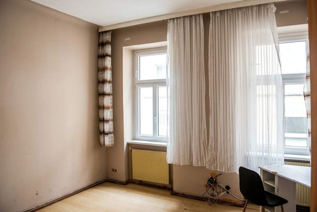 Unsanierte Altbauwohnung mit Potentia l- Nähe U1 - bestandsfrei !
