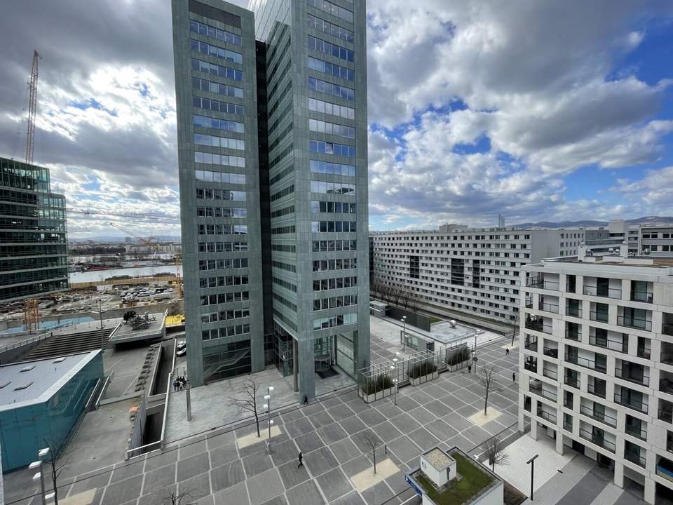 DC-LIVING: 2 Zimmer mit südwestlicher Loggia mit Fitness und Sauna im Haus ab Juli 2026!