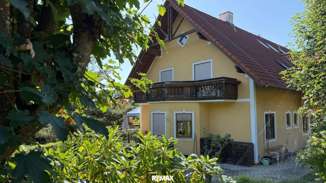 „Wohnen &amp; Wohlfühlen im Hügelland – vielseitige Immobilie mit 8 Gästezimmern &amp; Privatwohnung“