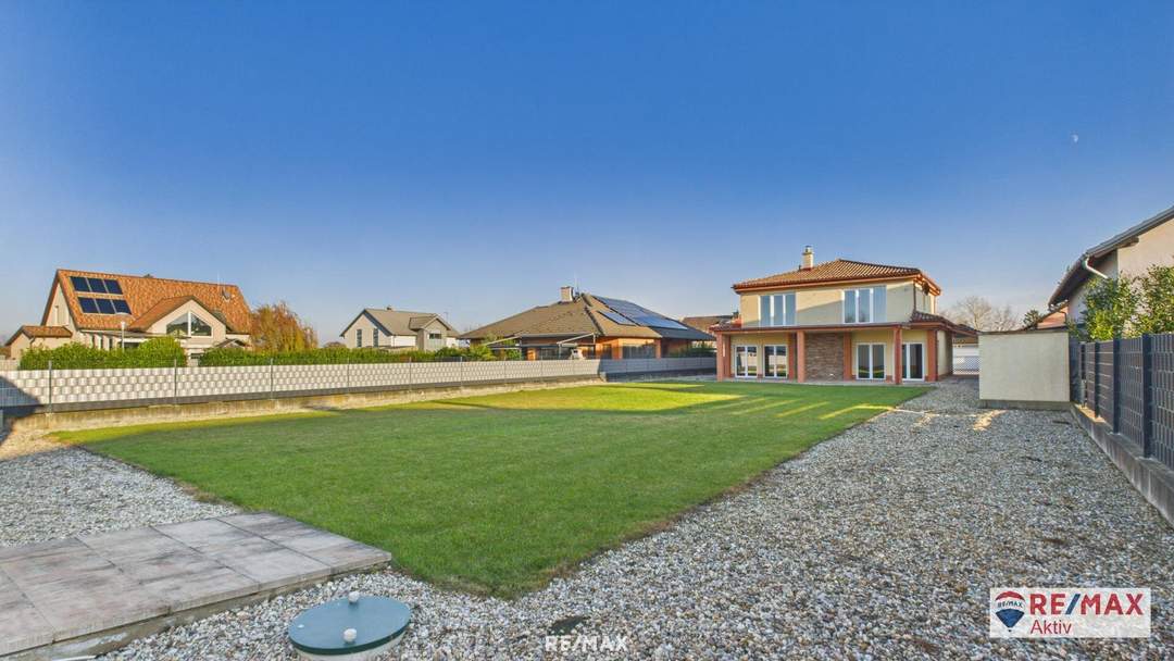 Stilvolle Villa mit gepflegtem Garten und großzügiger Garage