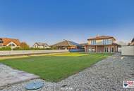 Stilvolle Villa mit gepflegtem Garten und großzügiger Garage