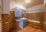 ++Q18++ Renovation-needed 3-room old building flat, lots of potential
