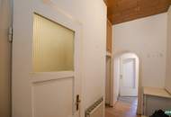 Sanierungsbedürftige Zwei-Zimmer-Wohnung direkt an der U3