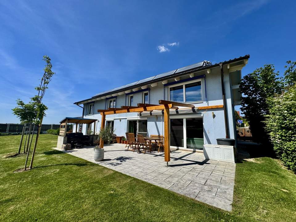 GROSSZÜGIGE VILLA IN BOCKFLIEß MIT 11 ZIMMER, POOL, DOPPELGARAGE UND WUNDERSCHÖNEM GARTEN