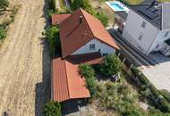 Außergewöhnliches Einfamilienhaus mit zwei Wohneinheiten, großem Garten und Gästehaus in Leobendorf