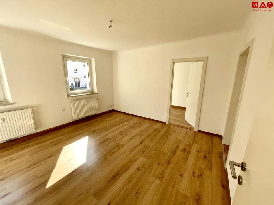 Herrlich sanierte Erdgeschosswohnung mit moderner Wohnküche, stilvollem Badezimmer und Grünblick - in ruhiger Siedlungslage mit ausgezeichneter Infrastruktur, ideal für kleine Familien!