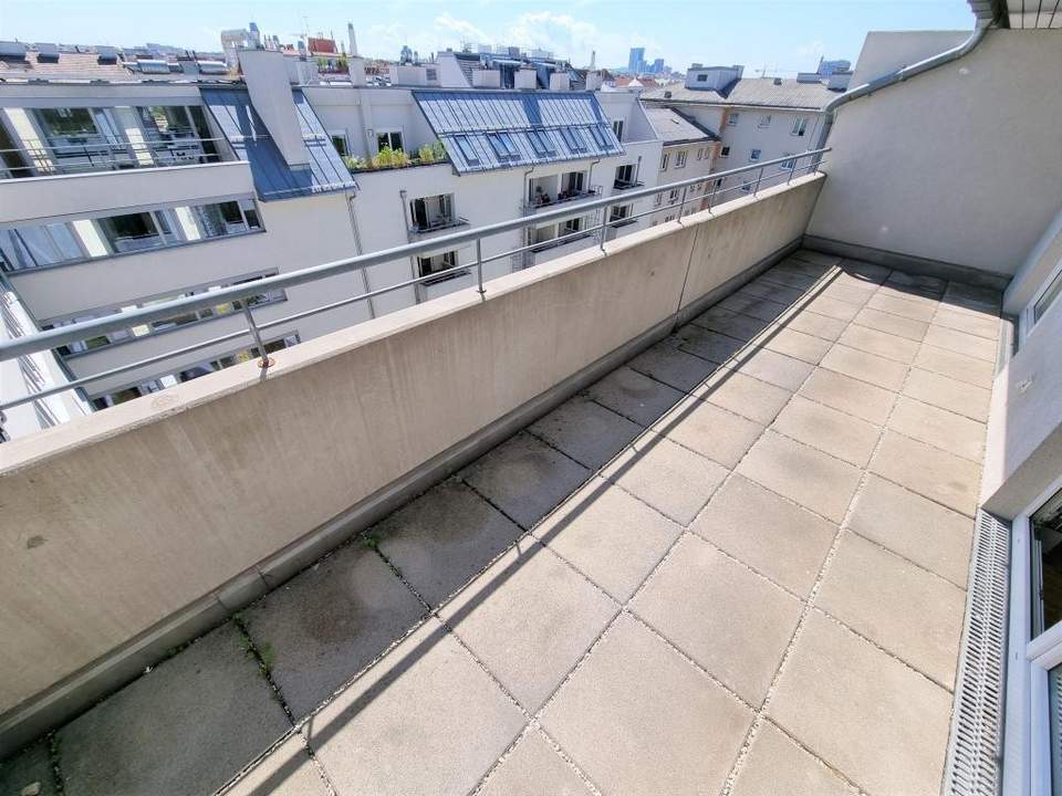 Maisonette-Wohnung mit großer Dachterrasse und 2 WCs - U1 Nähe - AB MAI!!!