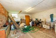 Einfamilienhaus mit großem Grundstück und Nebengebäuden