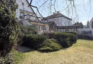 Eine Villa mit Wohnkultur, parkähnlichem Garten und Pool // A Villa of Distinction with Park-Like Garden and Pool //