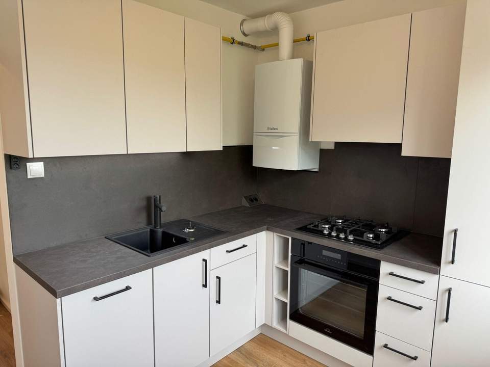 "Neu renovierte, 2-3 Zimmer - Wohnung + Loggia!"