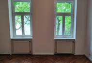 KLASSISCHE ZWEI-ZIMMER-ALTBAUWOHNUNG mit Miniküche und Grünblick!