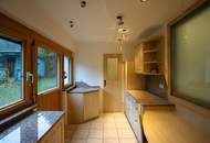 Teilsaniertes Wohnhaus mit viel Platz, Grünblick und Entwicklungspotenzial in Zentrumsnähe