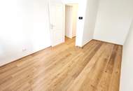 Traumhafte Altbauwohnung mit Riesen-Balkon! Frisch saniert + Absolute Hof-Ruhelage + Fairer Preis + TOP Anbindung!