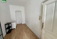 LEERSTEHEND! RENOVIERUNGSBEDÜRFTIGE WOHNUNG IN GEPFLEGTEM ALTBAU - LIFTBENÜTZUNG INKLUSIVE! SCHLAFZIMMER HOFSEITIG!