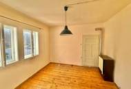 Wohnhaus mit starkem Sanierungsbedarf in ruhiger Lage!