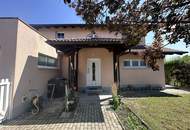 Tolles Zweifamilienhaus mit Einliegerwohnung, sonniger Terrasse, Keller, Doppelgarage und Pool!