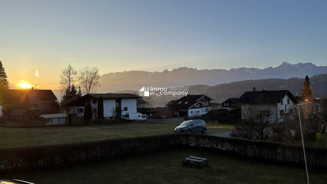 Baugrundstück, völlige Ruhelage, mitten im Grünen, Berg- u. Panorama-Blick, Feldkirch-Tisis, direkt ans Naherholungsgebiet grenzend, gigantische Sonnenuntergangs-Stimmung, in 6 Minuten per PKW ins Stadtzentrum Feldkirch, Bus-Station in 50 m.