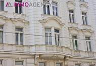 Erstbezug nach Sanierung - Stilaltbauwohnung mit kleinem Balkon