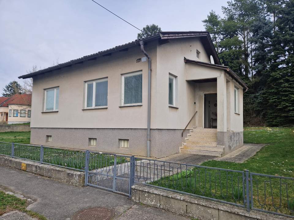 LIEBEVOLLES, RENOVIERUNGSBEDÜRFTIGES LANDHAUS MIT HERRLICHEM, RUHIGEN GARTEN