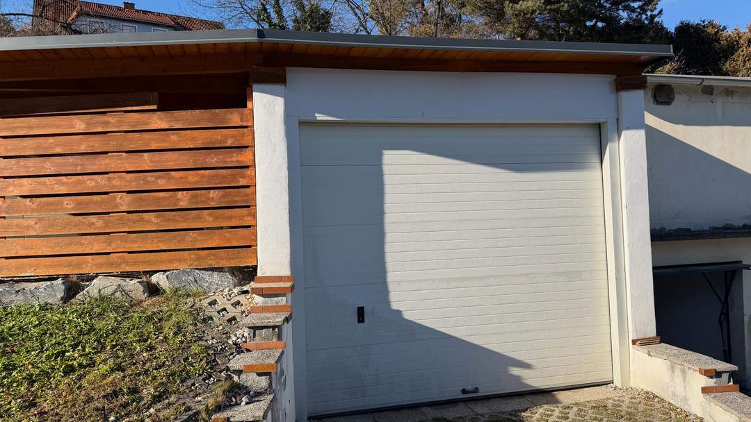 Große Garage und Doppelcarport