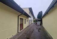 WOHN- UND GESCHÄFTSHAUS ALS GROSSZÜGIGES LANDHAUS MIT GESCHLOSSENEM INNENHOF, WERKSTATT, BÄCKEREI, KAFFEEHAUS UND NEBENGEBÄUDEN