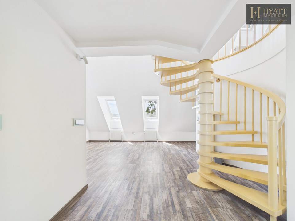 Bis Ende Oktober ohne Provision für den Käufer. Sanierte Dachgeschosswohnung mit Zustimmung für Balkonzubau und Stellplat