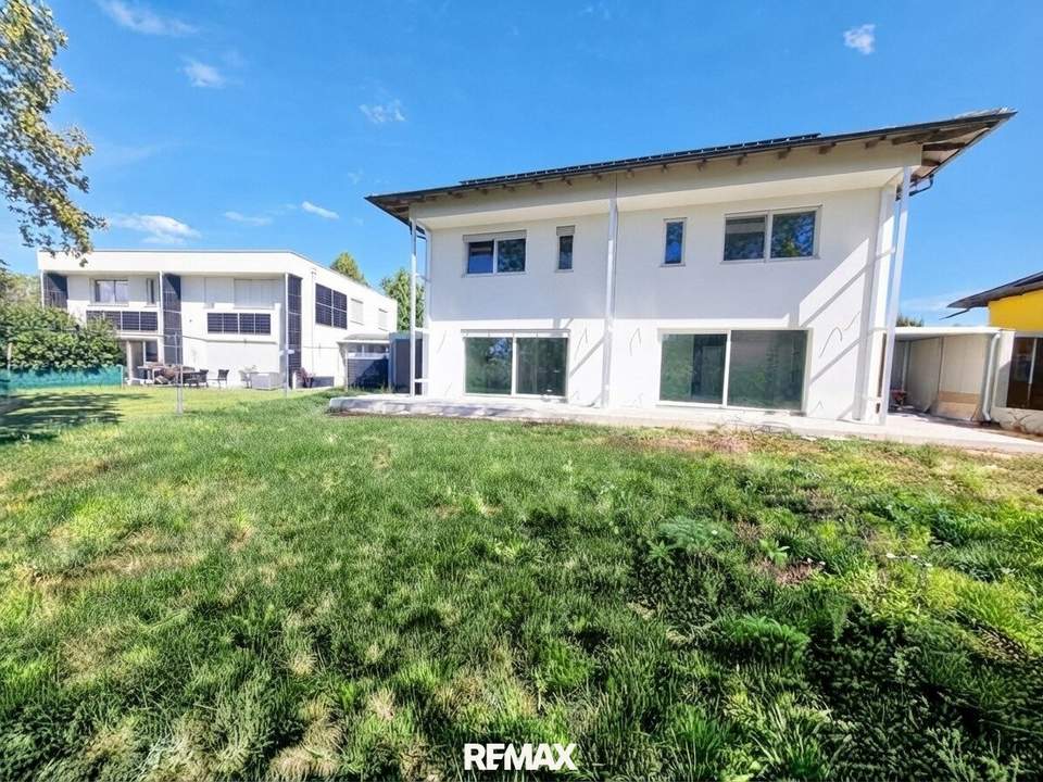 Energieautarke Premium‑Doppelhaushälfte mit Garten