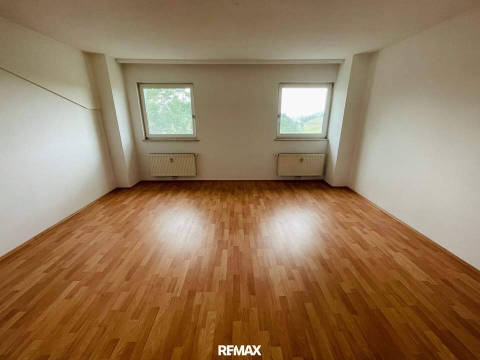 Helle 2‑Zimmer‑Wohnung mit Einbauküche, Parkplatz & Keller