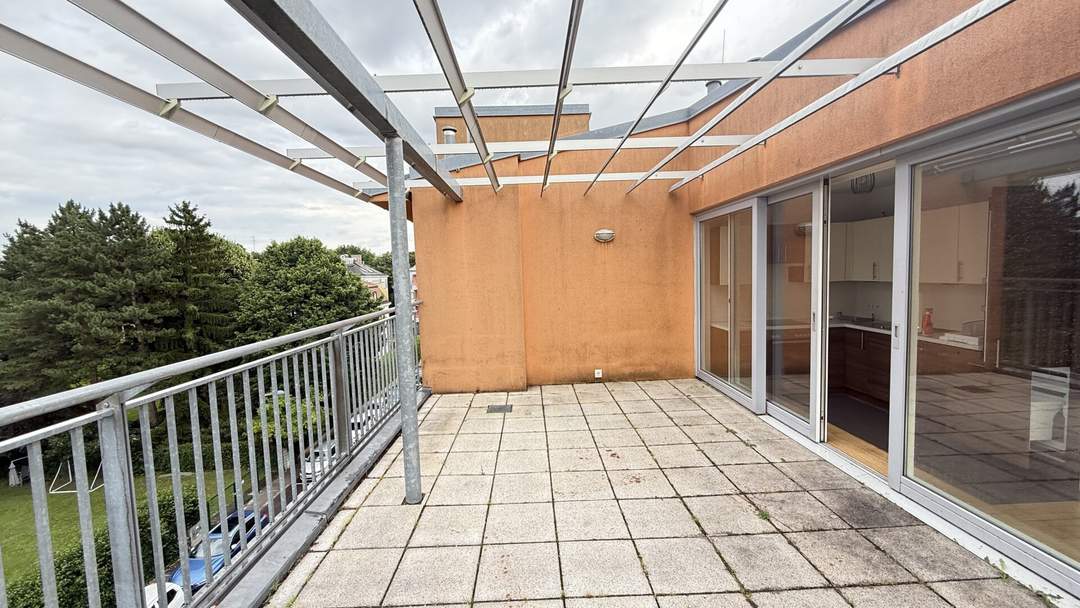 Freifläche auf zwei Terrassen mit Schönbrunnblick und Blick auf Steinhofkirche: neu sanierte und klimatisierte 2-Zimmer-Wohnung!