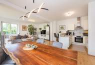 Zwei Einfamilienhäuser auf großzügigem Grundstück in sonniger Lage