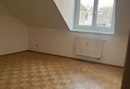 Auffallend exzellente Dachgeschoßwohnung nähe KF-Uni zu vermieten (WG möglich)!