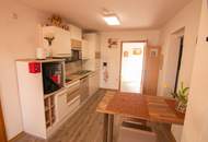 Großes Wohnhaus mit Heurigenlokal / 5 Gästezimmern und einem Miethaus