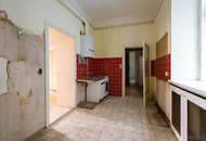 HOFRUHELAGE mit GRÜNBLICK | Sanierungsbedürftiger Altbau | Ca. 8,5 m² Balkon-Option (baubewilligt) | Nähe Einsiedlerpark, U4 Margaretengürtel, künftiger U2-Station Reinprechtsdorfer Straße